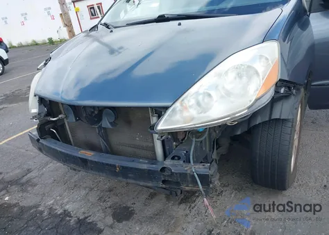 2010 Toyota Sienna Xle z USA, uszkodzony, nr VIN 5TDYK4CC2AS328979